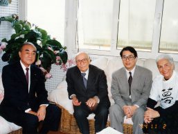 中曽根先生とファンファーニ首相ご夫妻と私"(ローマのご夫妻の自宅にて)