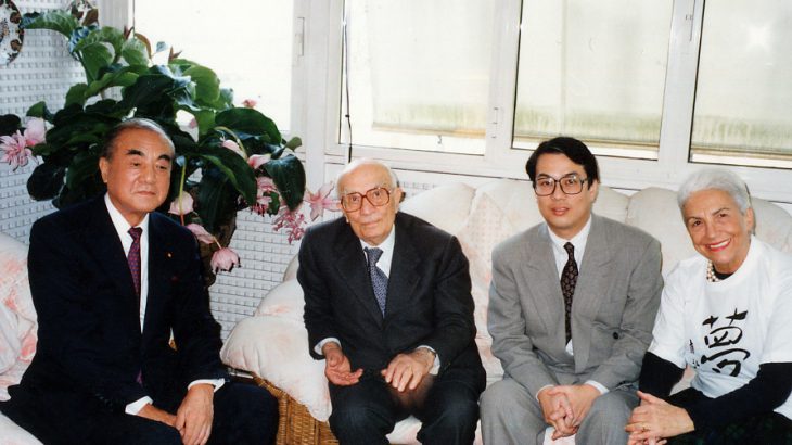 中曽根先生とファンファーニ首相ご夫妻と私"(ローマのご夫妻の自宅にて)